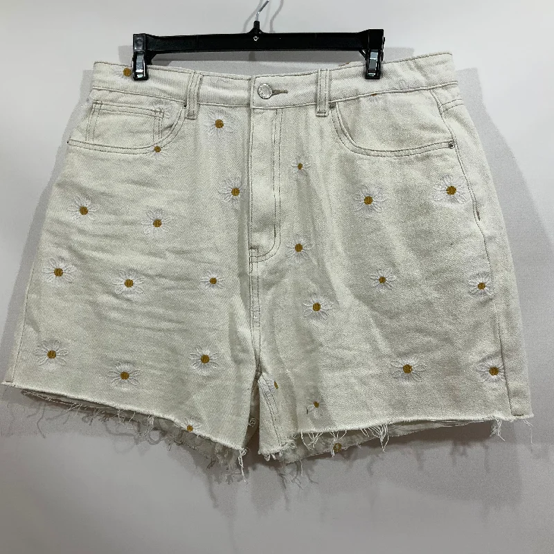 Oversized and Relaxed Men's Loungewear ShortsSHORTS by    CLOTHES MENTOR In CREAM, Size: 12